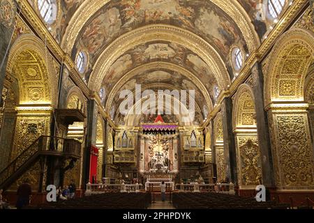 Die St. John's Co-Cathedral ist eine römisch-katholische Co-Kathedrale in Valletta, Malta, die dem Heiligen Johannes dem Täufer gewidmet ist. Es wurde vom Orden des St. John zwischen 1573 und 1578, nachdem er vom Großmeister Jean de la Cassière als Konventualkirche des Heiligen Johannes in Auftrag gegeben wurde. Die Kirche wurde vom maltesischen Architekten Girolamo Cassar entworfen, der mehrere der bekannteren Gebäude in Valletta entwarf. Stockfoto