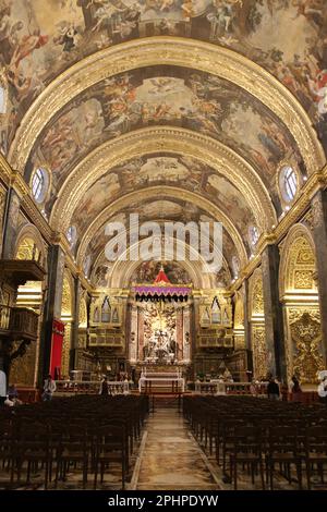 Die St. John's Co-Cathedral ist eine römisch-katholische Co-Kathedrale in Valletta, Malta, die dem Heiligen Johannes dem Täufer gewidmet ist. Es wurde vom Orden des St. John zwischen 1573 und 1578, nachdem er vom Großmeister Jean de la Cassière als Konventualkirche des Heiligen Johannes in Auftrag gegeben wurde. Die Kirche wurde vom maltesischen Architekten Girolamo Cassar entworfen, der mehrere der bekannteren Gebäude in Valletta entwarf. Stockfoto