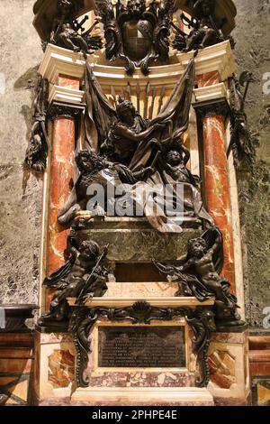 Das Grabdenkmal des Großmeisters Marc'Antonio Zondadari in der St. John's Co-Cathedral ist eine römisch-katholische Co-Kathedrale in Valetta, Malta, gewidmet dem Heiligen Johannes dem Täufer. Es wurde vom Orden des St. John zwischen 1573 und 1578, nachdem er vom Großmeister Jean de la Cassière als Konventualkirche des Heiligen Johannes in Auftrag gegeben wurde. Stockfoto
