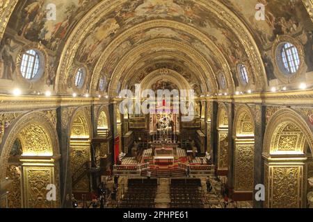 Die St. John's Co-Cathedral ist eine römisch-katholische Co-Kathedrale in Valletta, Malta, die dem Heiligen Johannes dem Täufer gewidmet ist. Es wurde vom Orden des St. John zwischen 1573 und 1578, nachdem er vom Großmeister Jean de la Cassière als Konventualkirche des Heiligen Johannes in Auftrag gegeben wurde. Die Kirche wurde vom maltesischen Architekten Girolamo Cassar entworfen, der mehrere der bekannteren Gebäude in Valletta entwarf. Stockfoto