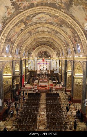 Die St. John's Co-Cathedral ist eine römisch-katholische Co-Kathedrale in Valletta, Malta, die dem Heiligen Johannes dem Täufer gewidmet ist. Es wurde vom Orden des St. John zwischen 1573 und 1578, nachdem er vom Großmeister Jean de la Cassière als Konventualkirche des Heiligen Johannes in Auftrag gegeben wurde. Die Kirche wurde vom maltesischen Architekten Girolamo Cassar entworfen, der mehrere der bekannteren Gebäude in Valletta entwarf. Stockfoto