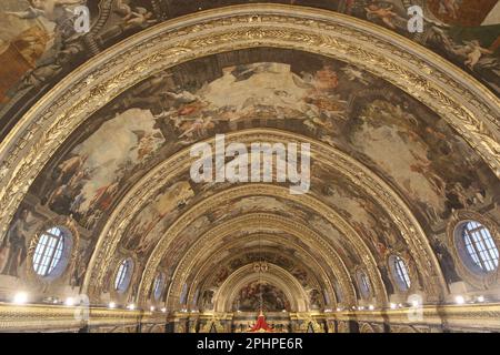 Die St. John's Co-Cathedral ist eine römisch-katholische Co-Kathedrale in Valletta, Malta, die dem Heiligen Johannes dem Täufer gewidmet ist. Es wurde vom Orden des St. John zwischen 1573 und 1578, nachdem er vom Großmeister Jean de la Cassière als Konventualkirche des Heiligen Johannes in Auftrag gegeben wurde. Die Kirche wurde vom maltesischen Architekten Girolamo Cassar entworfen, der mehrere der bekannteren Gebäude in Valletta entwarf. Stockfoto