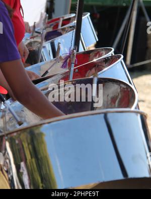 Die Stahltrommeln einer traditionellen karibischen Band. Stockfoto