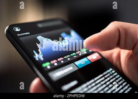 Börsenhandel mit Telefon. Diagramm und Diagramm der Finanzanalyse in Kryptowährung, Devisen, Indexfonds oder mobiler etf-App. Börsenmakler. Stockfoto