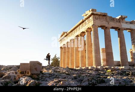 Griechenland, Athen. Ein Touristenpaar an der Akropolis. Zwei Leute in den Ruinen von Parthenon. Reisen und Tourismus. Frau und Mann auf romantischem Date, Stadturlaub. Stockfoto
