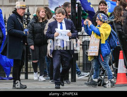 London, Großbritannien. 29. März 2023. Der konservative Abgeordnete Andrew Bridgen, der kürzlich mit seinen Anti-Impfkommentaren Kontroversen ausgelöst hat, geht an den regierungsfeindlichen Demonstranten außerhalb des Parlaments vorbei Credit: Imageplotter/Alamy Live News Stockfoto