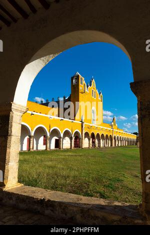 San Antonio de Padua Klosterfassade bei Sonnenuntergang, Izamal, Yucatan, Mexiko. Stockfoto