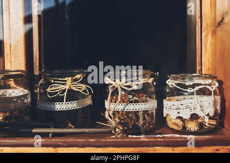 Gemischte getrocknete Kräuter in Gläsern für die Zubereitung von Kräutertee. Alternativmedizin Stockfoto