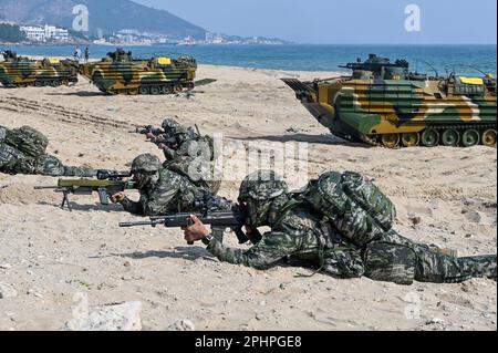 Pohang, Südkorea. 29. März 2023. Südkoreanische Marines zielen am 29. März 2023 in Pohang, Südkorea, in einer Strandlandungsübung auf Waffen. Die Vereinigten Staaten und Südkorea veranstalten zum ersten Mal seit fünf Jahren die Ssangyong-Übung zum amphibischen Angriff, inmitten einer wachsenden Bedrohung durch Nordkorea. Foto: Thomas Maresca/UPI Credit: UPI/Alamy Live News Stockfoto