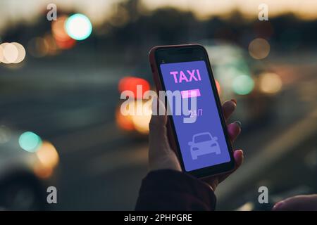Frau, die Taxi online über die mobile App auf dem Smartphone bestellt. Taxibuchung über die Online-Anwendung. Ich organisiere eine Taxifahrt auf der Straße in der Innenstadt. Autovermietung Stockfoto