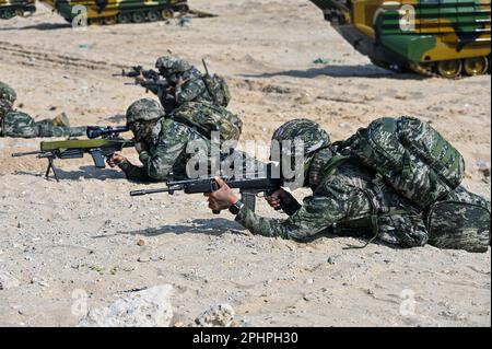 Pohang, Südkorea. 29. März 2023. Südkoreanische Marines zielen am 29. März 2023 in Pohang, Südkorea, auf Waffen. Die Vereinigten Staaten und Südkorea veranstalten zum ersten Mal seit fünf Jahren die Ssangyong-Übung zum amphibischen Angriff, inmitten einer wachsenden Bedrohung durch Nordkorea. Foto: Thomas Maresca/UPI Credit: UPI/Alamy Live News Stockfoto