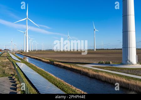 Solarpark am Deich Slaperdijk in der Nähe der Eemshaven, Testprojekt, 17.000 Solarmodule wurden auf gut 5 KM installiert, die Niederlande haben über 22,00 Stockfoto