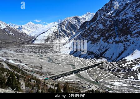 Die längste Brücke auf dem indischen Trans-Himalaya-Highway Manali-Leh Stockfoto