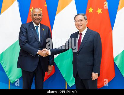 BOAO, Chinas Provinz Hainan. 29. März 2023. Der chinesische Ministerpräsident Li Qiang trifft sich mit dem Premierminister der Elfenbeinküste Patrick Achi, der am 29. März 2023 in Boao, Südchina, an der Jahreskonferenz des Boao Forum for Asia teilnimmt. Kredit: Huang Jingwen/Xinhua/Alamy Live News Stockfoto