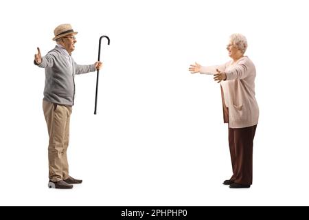 Ältere Männer und Frauen sehen sich mit weit offenen Armen auf weißem Hintergrund an Stockfoto