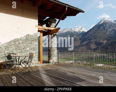 Blick von der Terrasse des Les Granges Farmhouse in der Nähe von Nus & Fenis auf die schneebedeckten Berge in den alpen über der Stadt Fenis Stockfoto