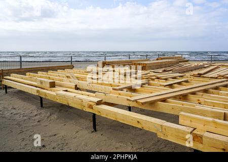 Bau einer neuen natürlichen Holzplanke an der Ostsee für ein saisonales Café Stockfoto