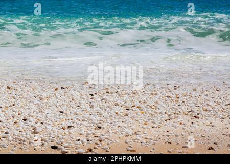 Sommerurlaub Hintergrundtextur von Saliara alias Marble Beach Steinen und Wellen auf Thassos Island, Griechenland und türkisfarbenes Wasser Welle Stockfoto