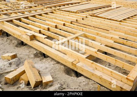 Bau einer neuen natürlichen Holzplanke an der Ostsee für ein saisonales Café Stockfoto