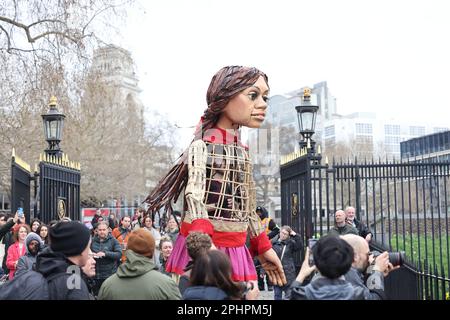 London, Vereinigtes Königreich, 29. März 2023. Little Amal, die 12 Meter große Marionette eines 10 Jahre alten syrischen Flüchtlings, der zu einem globalen Symbol der Menschenrechte geworden ist. Heute kam sie am Tower of London an, um vertriebene Flüchtlingskinder in Großbritannien und auf der ganzen Welt zu unterstützen. Kredit : Monica Wells/Alamy Live News Stockfoto