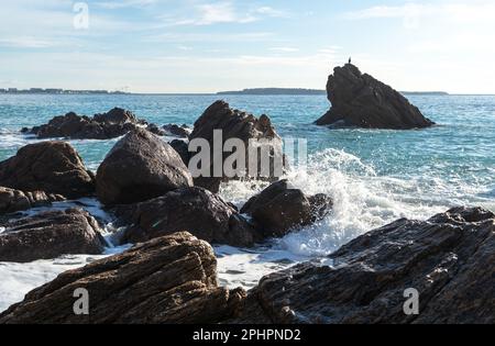 Schäumende Wellen, Sturm auf Rocky Beach Texture Hintergrund, Blauer Ozean Wasser, Rocky Shore Muster, Stone Shoreline, Urlaubskonzept Stockfoto