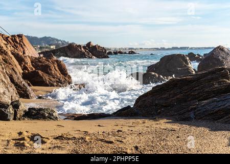 Schäumende Wellen, Sturm auf Rocky Beach Texture Hintergrund, Blauer Ozean Wasser, Rocky Shore Muster, Stone Shoreline, Urlaubskonzept Stockfoto