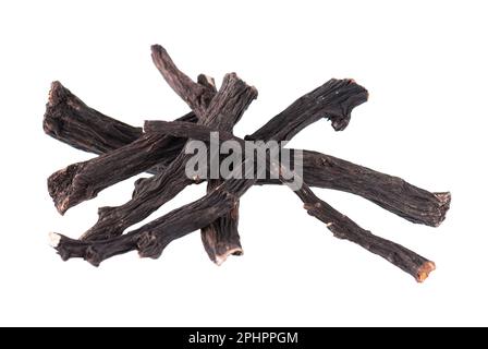 Gemeinsame Beinwurzel isoliert auf weißem Hintergrund. Trockene Wurzeln von Symphytum officinale. Stockfoto