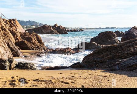 Schäumende Wellen, Sturm auf Rocky Beach Texture Hintergrund, Blauer Ozean Wasser, Rocky Shore Muster, Stone Shoreline, Urlaubskonzept Stockfoto