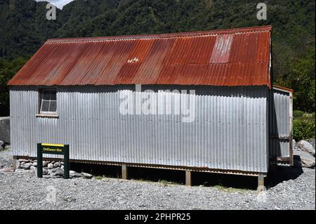 Die Defiance Hut befindet sich jetzt auf dem Parkplatz für Besucher, die den Gletscher sehen. Ursprünglich befand er sich in Castle Rocks, höher auf dem Gletscher. Stockfoto