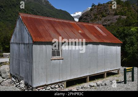 Die Defiance Hut befindet sich jetzt auf dem Parkplatz für Besucher, die den Gletscher sehen. Ursprünglich befand er sich in Castle Rocks, höher auf dem Gletscher. Stockfoto