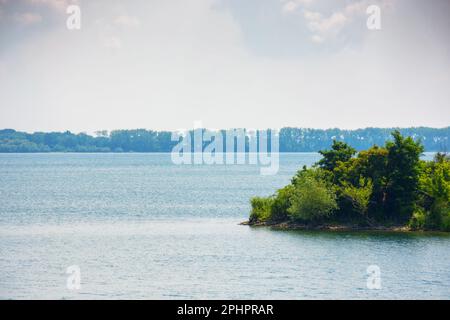 Insel auf strbske pleso Wasserreservat. Ruhige Natur im Hintergrund. Ruhiges Sommerwetter Stockfoto