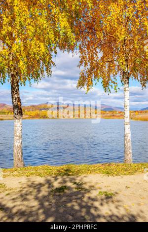 Schöne Herbstlandschaft mit ruhigem See. Sonniger Nachmittag Blick auf die karpaten Landschaft. Wunderbare Berglandschaft von transkarpatien, ukraine in Stockfoto