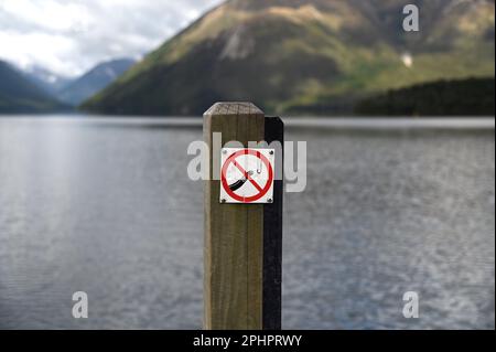 Schild „kein Aalangeln“ am Ende der Anlegestelle am Lake Rotoiti, St. Arnaud, Nelson Lakes. Einige Aale leben unter und um den Steg. Stockfoto