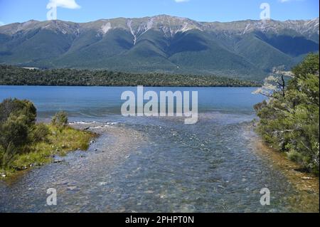 Der Buller River verlässt Lake Rotoiti, in den Nelson Lakes, wo er seine Quelle hat, auf seiner 177km km langen Reise zur Tasmanischen See bei Westport. Stockfoto