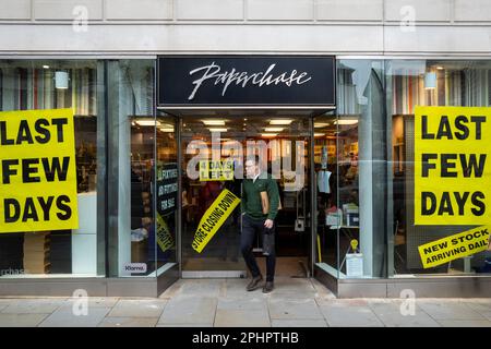 London, Großbritannien. 29. März 2023 Aussenansicht der Filiale des Stationierers Paperchase auf der Cheapside in der City of London. Die Papierbeschaffung schließt derzeit ihre Geschäfte, nachdem sie Anfang des Jahres in Betrieb genommen wurde. Der letzte Handelstag wurde als 3. April angekündigt. Die Marke und das geistige Eigentum wurden von Tesco gekauft, aber alle 106 Geschäfte werden geschlossen. Kredit: Stephen Chung / Alamy Live News Stockfoto