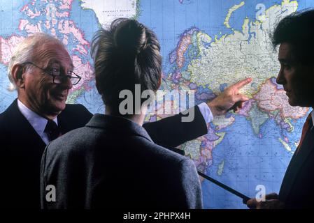 1990 GESCHICHTSTRÄCHTIGE BÜROANGESTELLTE ZEIGEN AUF DER WELTKARTE DER UNION DER SOZIALISTISCHEN SOWJETREPUBLIKEN („RAND MCNALLY 1990“) Stockfoto