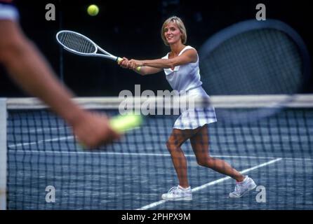 1990 HISTORISCHE TENNISSPIELERIN AUF DEM SANDTENNISPLATZ Stockfoto