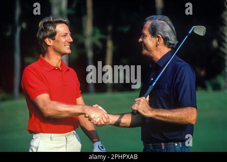 1990 HISTORISCHE MÄNNER SCHÜTTELN SICH DIE HÄNDE AUF DEM SÜDLICHEN GOLFPLATZ DER USA Stockfoto
