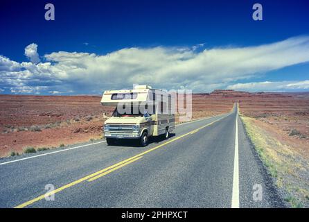 1990 HISTORISCHES FREIZEITFAHRZEUG, DAS AUF EINER LEEREN, GERADEN STRASSE DURCH ARIZONA USA FÄHRT Stockfoto