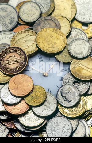 ALTE NATIONALMÜNZEN UND ALTMODISCHE TASCHENUHR Stockfoto