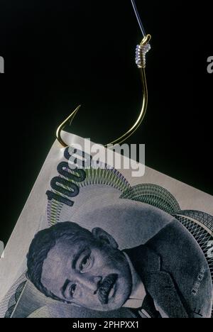 1991 HISTORISCHE 1000-YEN-BANKNOTE AUF ANGELHAKEN MIT SCHWARZEM HINTERGRUND Stockfoto