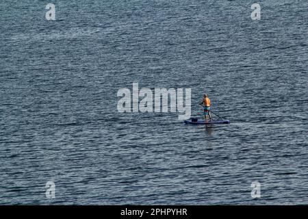 28. März 2023, Port Stephens, New South Wales, Australien: Tourist genießt ein Paddelboarderlebnis in Shoal Bay Beach, Port Stephens, Mid North Coast, New South Wales, Australien. Shoal Bay ist der östlichste Vorort der lokalen Gebietskörperschaft Port Stephens in der Hunter-Region von New South Wales, Australien. Es liegt am südlichen Ufer von Port Stephens, neben der gleichnamigen Bucht am Eingang zum Hafen. Australien hat mehr als 11 000 Strände. Einige Strände sind Spielplätze für Meeres- und andere Wildtiere. Laut World Factbook hat Australien den sechsten Stockfoto