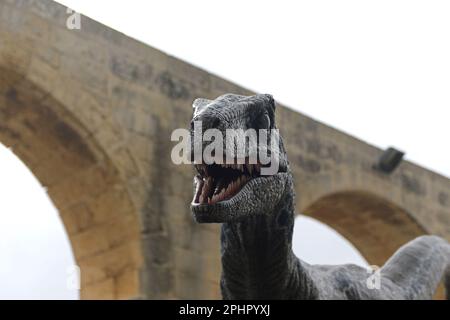 Modell eines Velociraptor in den oberen Barrakka-Gärten, Valletta, Malta. Szenen aus dem Film/Film Jurassic World Dominion aus dem Jahr 2022 wurden in Malta gedreht, und dieser Dinosaurier wurde im Rahmen der Malta Movie Tour, die über die Jahre viele Filme und Filme beherbergte, in den Gärten ausgestellt. Stockfoto