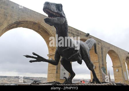 Modell eines Velociraptor in den oberen Barrakka-Gärten, Valletta, Malta. Szenen aus dem Film/Film Jurassic World Dominion aus dem Jahr 2022 wurden in Malta gedreht, und dieser Dinosaurier wurde im Rahmen der Malta Movie Tour, die über die Jahre viele Filme und Filme beherbergte, in den Gärten ausgestellt. Stockfoto