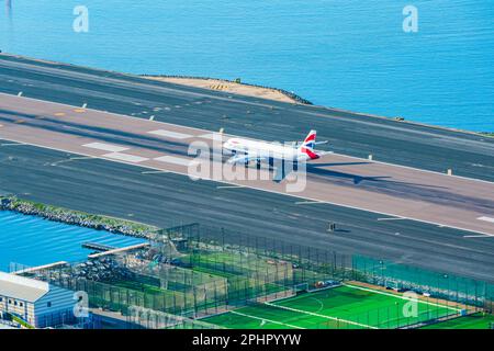 GIBRALTAR, Großbritannien - 12. MÄRZ 2023: Das Flugzeug von British Airways auf der Landebahn am Gibraltar International Airport startet. Stockfoto