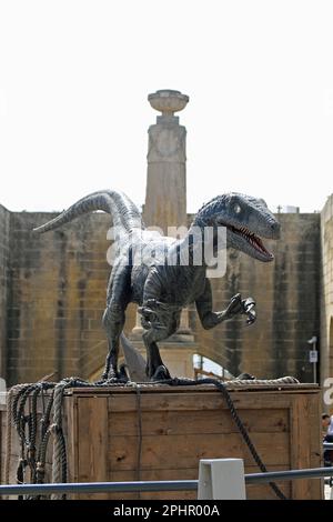 Modell eines Velociraptor in den oberen Barrakka-Gärten, Valletta, Malta. Szenen aus dem Film/Film Jurassic World Dominion aus dem Jahr 2022 wurden in Malta gedreht, und dieser Dinosaurier wurde im Rahmen der Malta Movie Tour, die über die Jahre viele Filme und Filme beherbergte, in den Gärten ausgestellt. Stockfoto