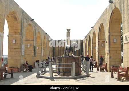 Modell eines Velociraptor in den oberen Barrakka-Gärten, Valletta, Malta. Szenen aus dem Film/Film Jurassic World Dominion aus dem Jahr 2022 wurden in Malta gedreht, und dieser Dinosaurier wurde im Rahmen der Malta Movie Tour, die über die Jahre viele Filme und Filme beherbergte, in den Gärten ausgestellt. Stockfoto