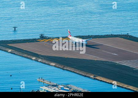 GIBRALTAR, Großbritannien - 12. MÄRZ 2023: British Airways Flugzeug auf der Landebahn am Gibraltar International Airport wartet auf den Start. Stockfoto