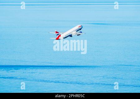 GIBRALTAR, Großbritannien - 12. MÄRZ 2023: Das Flugzeug von British Airways fliegt nach dem Start vom Gibraltar International Airport über das Meer. Stockfoto