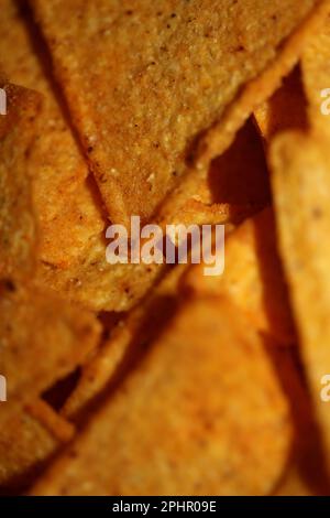 Hausgemachte Tortilla Spicy Chips aus Flachbrot und gebacken im Ofen Makrohintergrund große, hochwertige Aufdrucke mit Sofortverzehrung Stockfoto